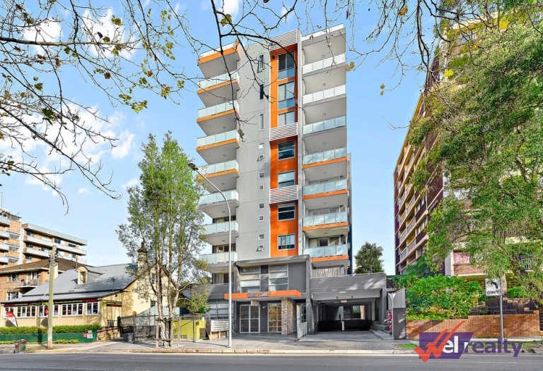 Enjoy Modern Living in the Heart of Parramatta: Stunning 2-Bedroom Apartment with Impressive Views